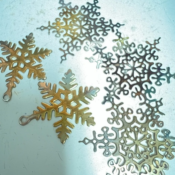 Elegant silver Snowflake Ornaments - Picture 2 of 4